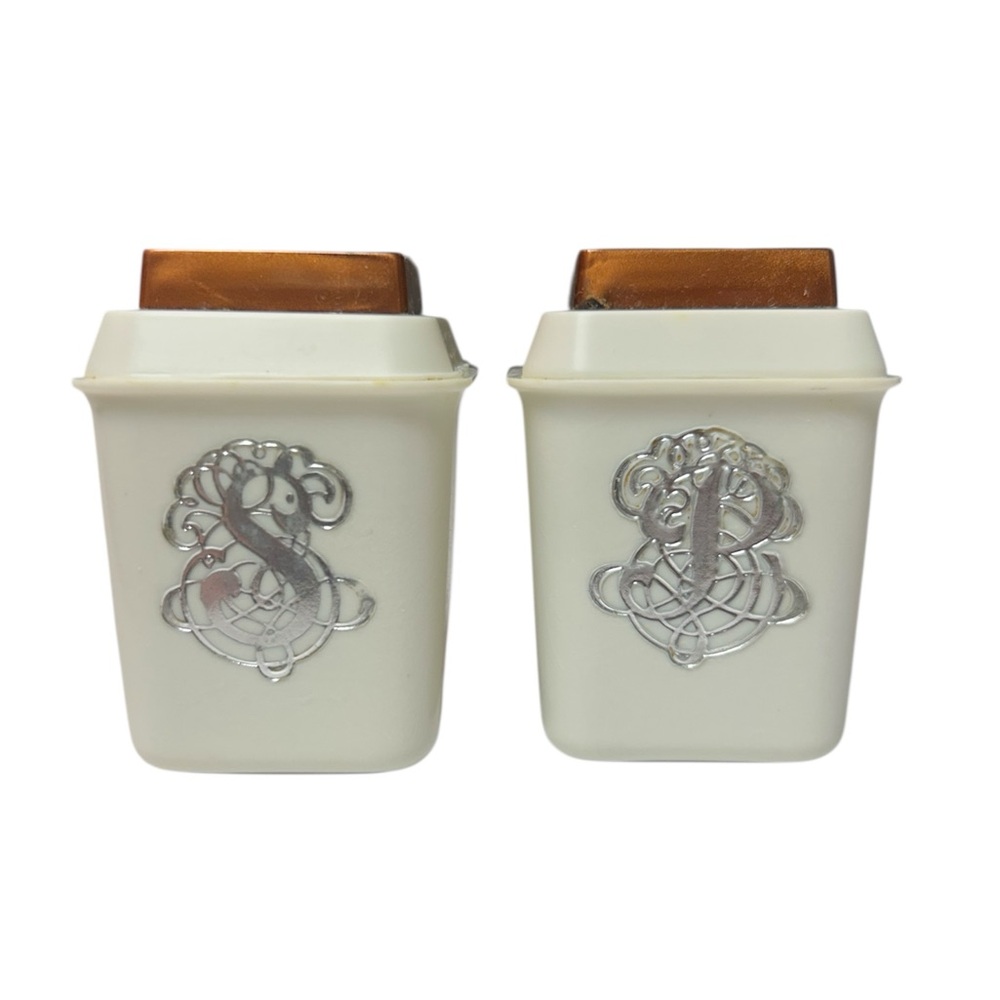 Vintage salt n pepper shakers